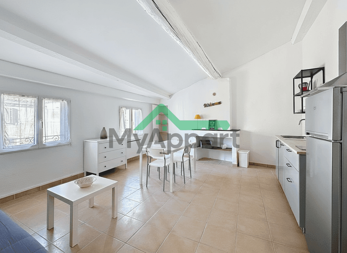 Location studio meublé lumineux centre Apt — photo 1