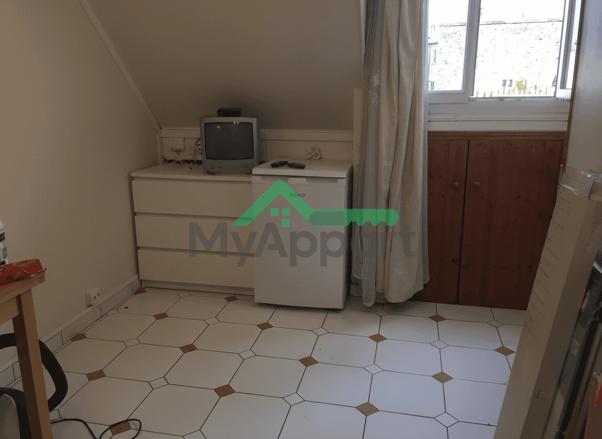 Studio : Chambre + coin cuisine + Salle d'eau, Paris 17e limite 16e , à 5 min de l'Étoile - Champs-Élysées — photo 1