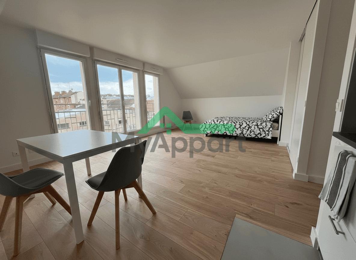 Studio meublé lumineux refait à neuf - 4ième étage - vue dégagée — photo 1