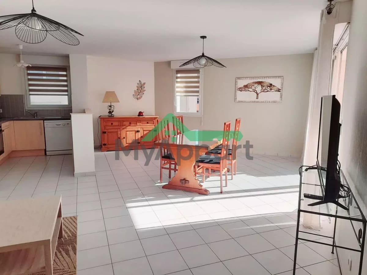 LOUE MAGNIFIQUE APPARTEMENT MEUBLE TYPE F3, atypique, moderne, spacieux et lumineux, avec terrasse, jardinet et place de parking en sous-sol (avec ascenseur) dans les Vosges — photo 1