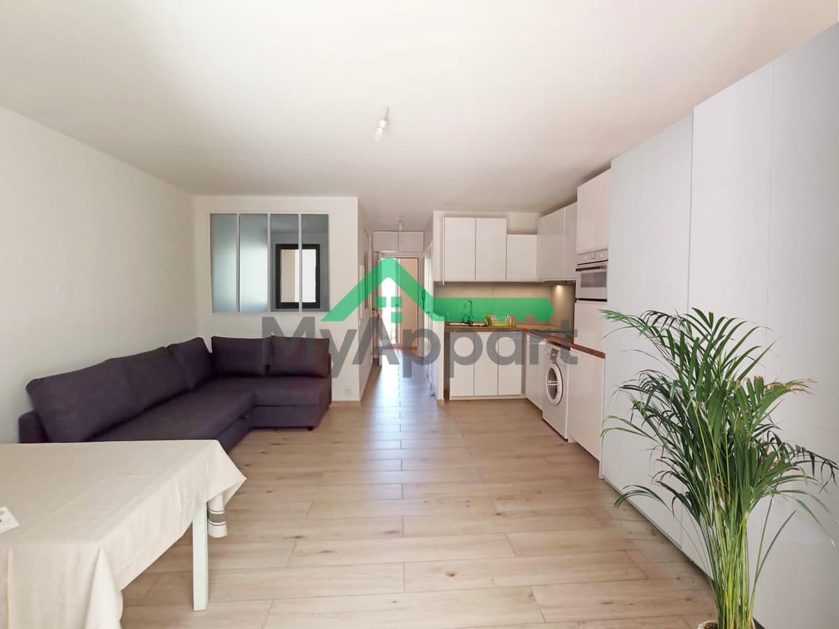 meublé à l’année : T2 32m2 + terrasse 8m2 + parking couvert (en +) — Six-Fours / la Coudoulière — photo 1