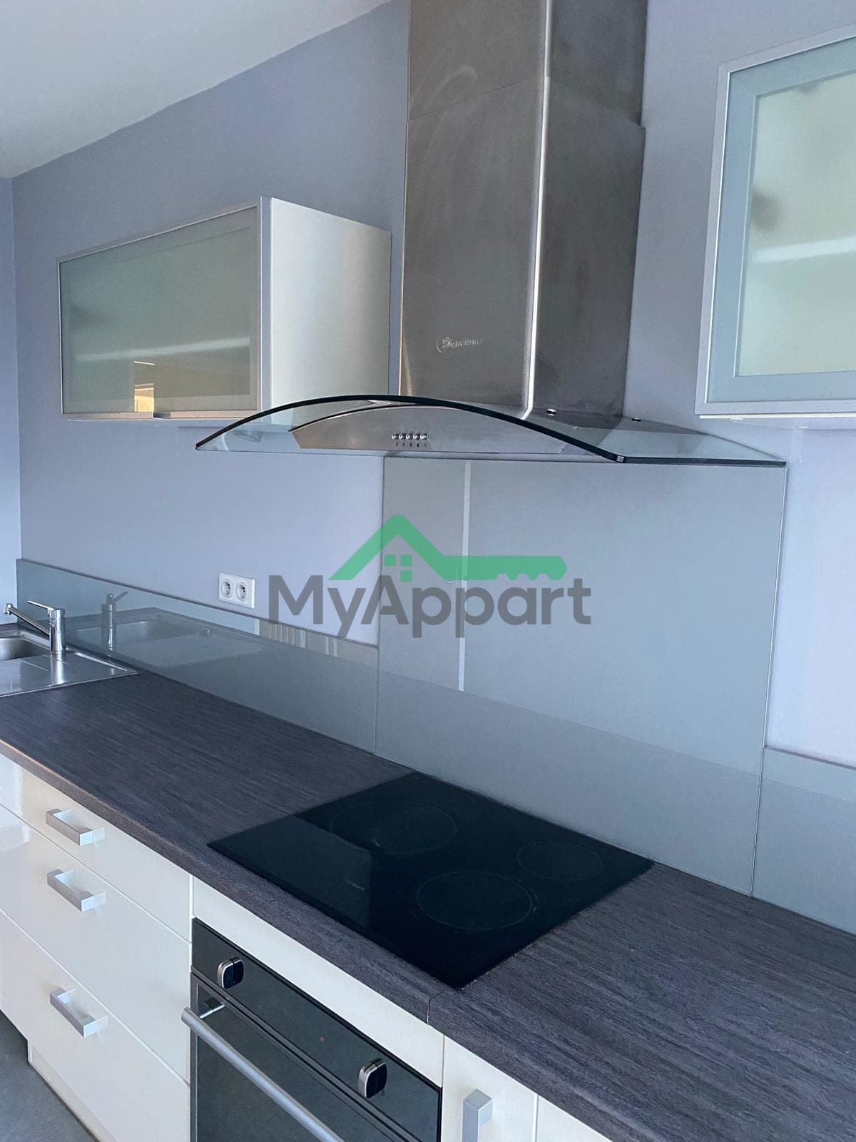 Location T3/T4 + box fermé – Centre-ville de Pau – Vue sur les Pyrénées — photo 1