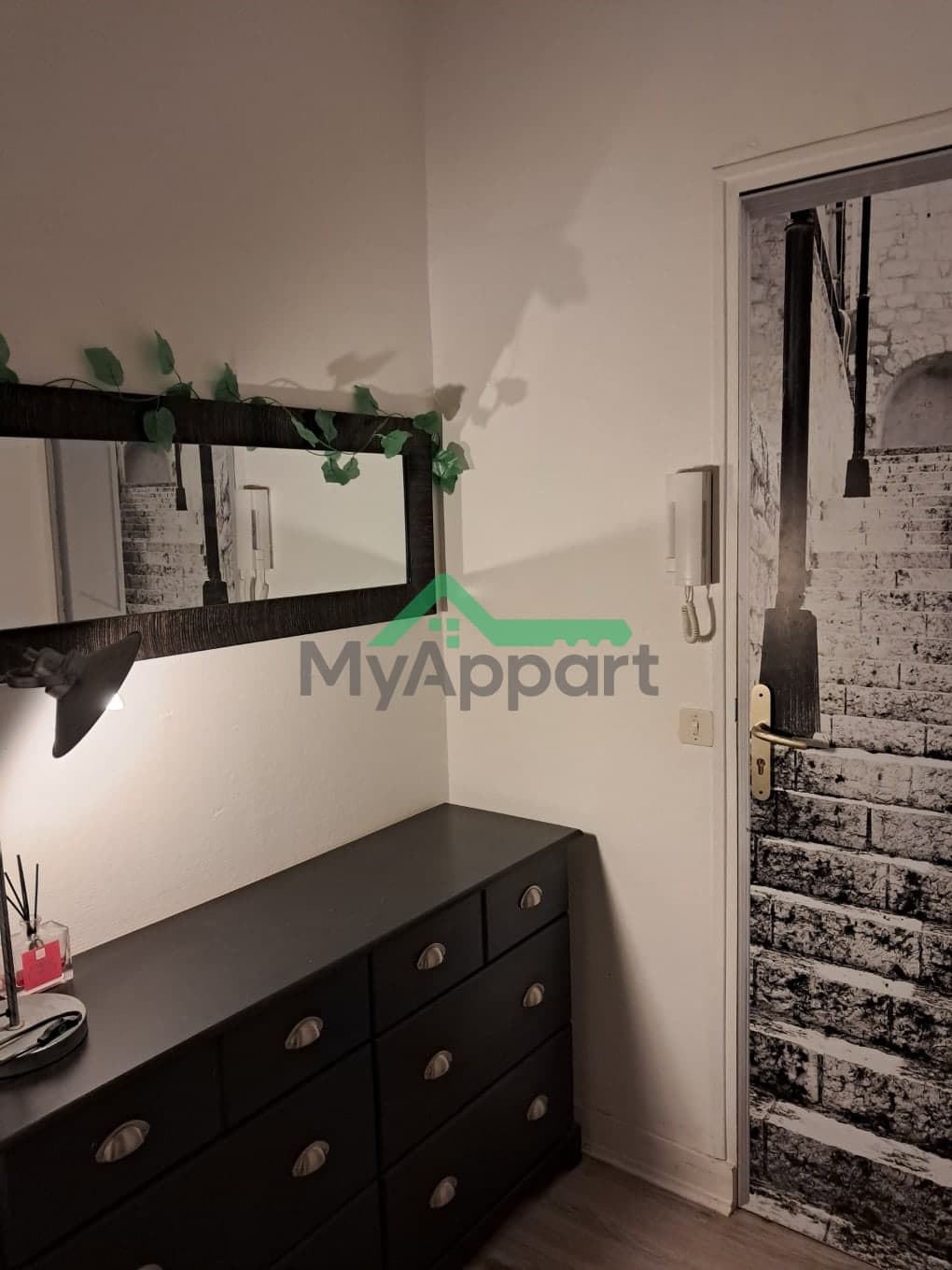 Studio meublé 1 pièce de 33 m² au 1° étage sans ascenseur — photo 1