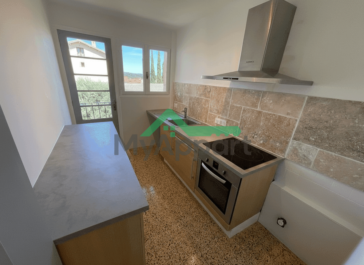 F4 3 Ceret centre ville avec 3 chambres et parking sécurisé — photo 1
